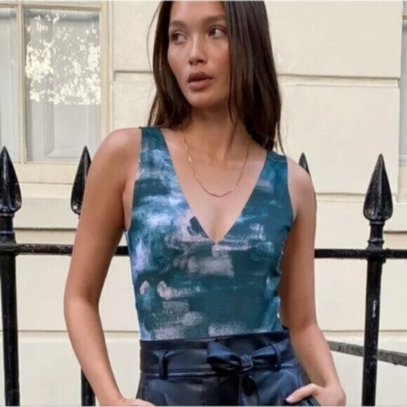 Aritzia Babaton Contour abstract print sleeveless v-neck bodysuit - Picture 1 of 7